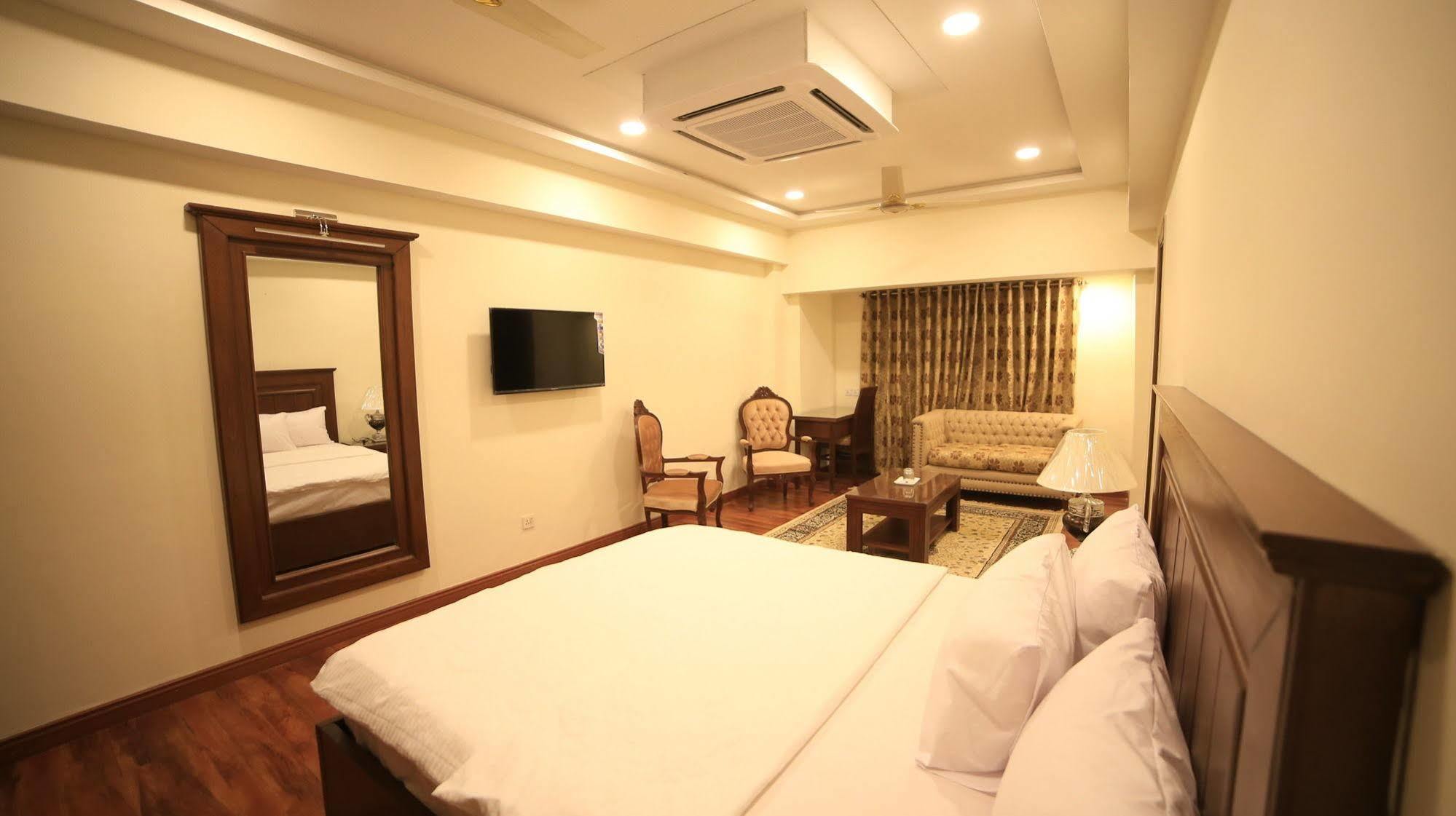 Hotel Diplomat Islamabad Bagian luar foto