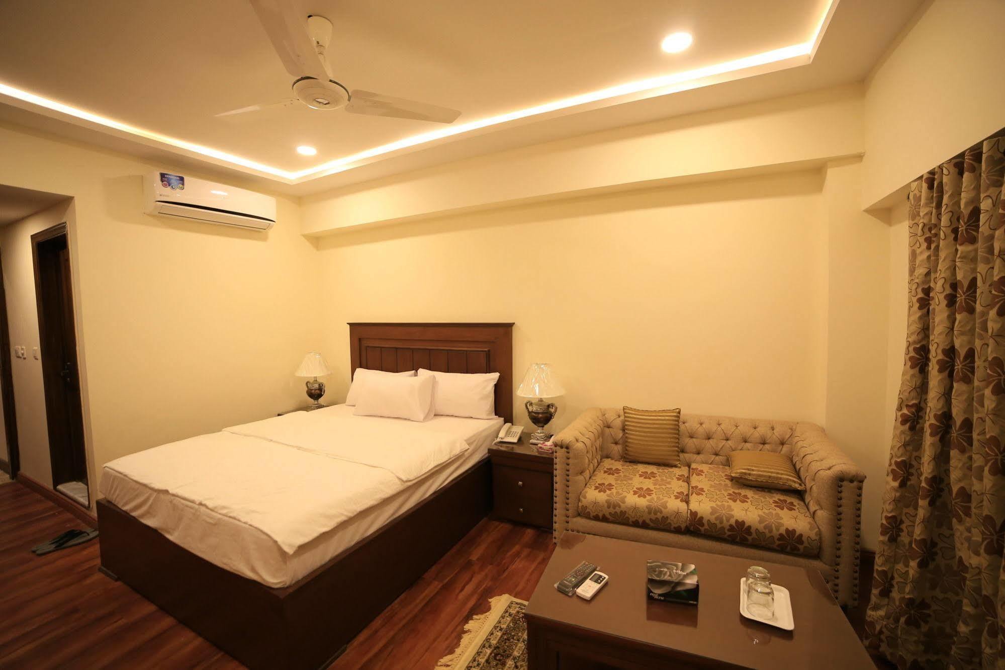 Hotel Diplomat Islamabad Bagian luar foto