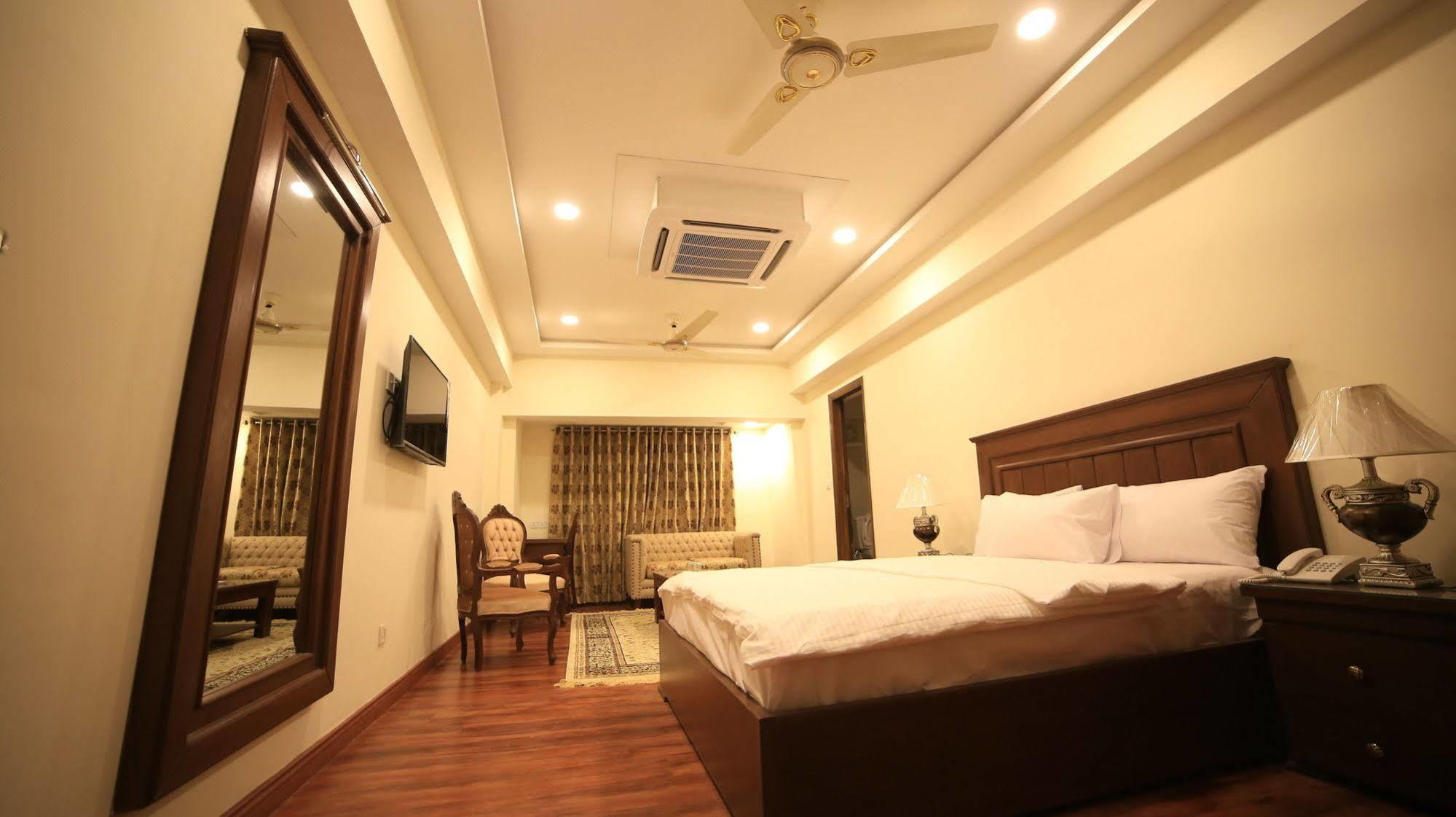 Hotel Diplomat Islamabad Bagian luar foto