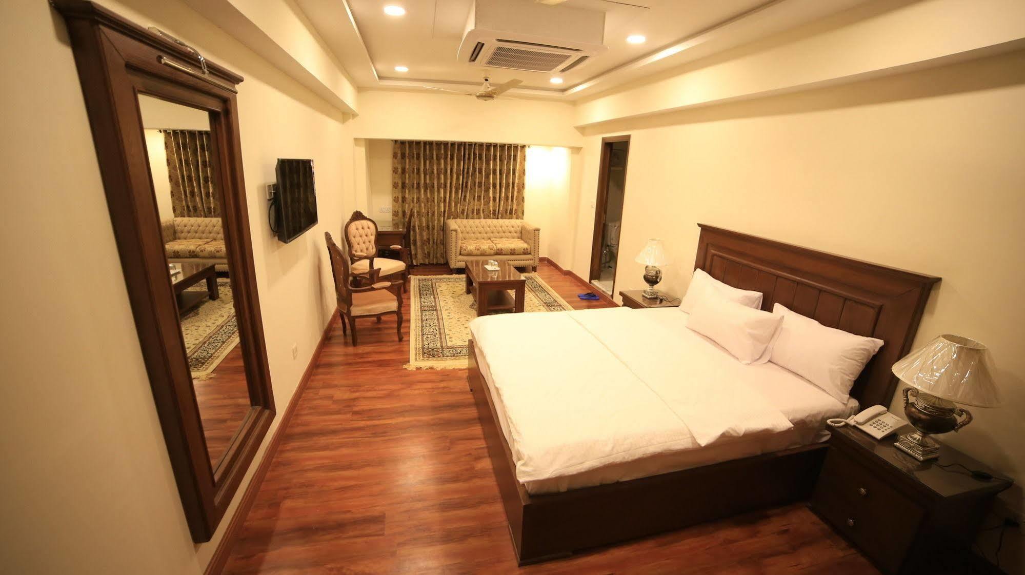Hotel Diplomat Islamabad Bagian luar foto